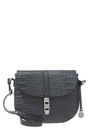 Sac bandoulière gris foncé à texture crocodile, fermeture à rabat avec fermoir tournant argenté, et bandoulière réglable avec étiquette métallique ronde.
