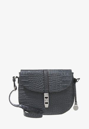 Mørkegrå crossbody taske med krokodilletekstur, klaplukning med sølv drejelås og justerbar rem med rund metallap.