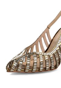 Scarpa con tacco alto e punta aperta, con decorazioni rettangolari trasparenti e in oro metallico, caratterizzata da un design a strisce ritagliato e cinturini in pelle beige.