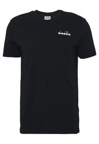 Černé bavlněné tričko s krátkými rukávy a kulatým výstřihem. Na horní levé straně se nachází malé bílé logo. Hladká textura.