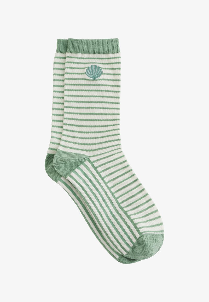 Chaussettes rayées vertes et blanches ornées d'un détail de broderie en forme de coquillage. Tissu doux avec des bords-côtes et une texture lisse. Forme standard de chaussette.