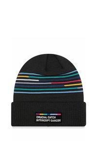 Schwarze Strickmütze mit mehrfarbigen horizontalen Streifen und einem gerippten umgeschlagenen Saum. Auf der Vorderseite befindet sich ein Patch mit der Aufschrift "CRUCIAL CATCH INTERCEPT CANCER."