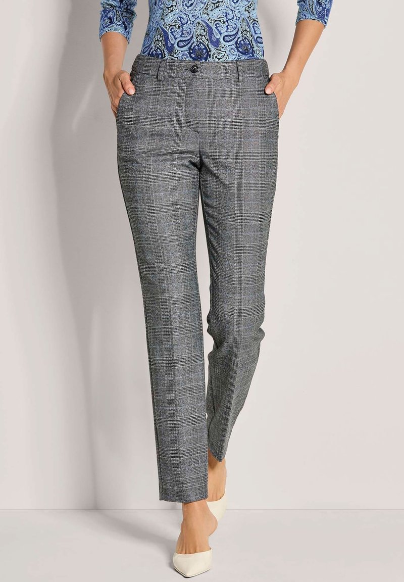 Grau karierte Hose mit maßgeschneidertem Schnitt, ausgestattet mit zwei Fronttaschen, einem Reißverschluss und einer glatten, gewebten Textur.