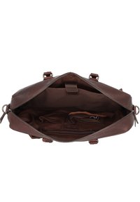 Braune Ledertasche mit einer großen Reißverschlussöffnung. Das Innere verfügt über eine Stoffauskleidung, mehrere Fächer, eine Reißverschlusstasche und einen Schlüsselclip.