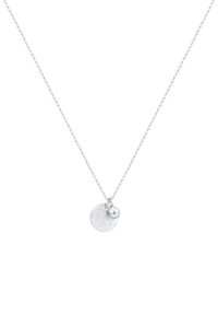 Collana d'argento con pendente circolare testurizzato e charm rotondo liscio. Presenta una catena delicata e un design di chiusura semplice.