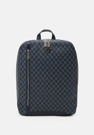 Navy-karierter Stoff-Rucksack mit strukturierter Form, silberner Reißverschlussbeschlägen, Tragegriff und einem Logo-Plättchen auf der Vorderseite.