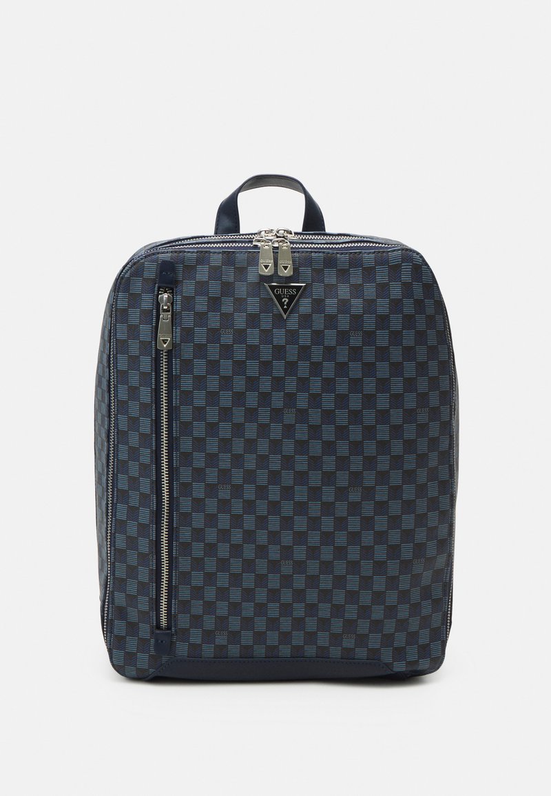 Mochila de tecido xadrez azul-marinho com uma forma estruturada, fechos de metal prateado, alça superior e uma placa com o logótipo na parte frontal.