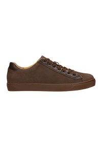 Bruine suède sneakers met een contrasterende bruine leren accenten, ronde neus, platte zool en vetersluiting met vijf oogjes.