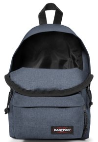 Mörkblå tygryggsäck med rundad topp, svart inredning, frontficka och justerbara axelremmar. Har Eastpak-logotyp och dragkedjestängning.