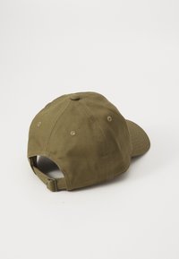 Olivgrön bomullsmössa med böjd skärm, justerbar rem, och sydda detaljer, med ventilationshål på baksidan.