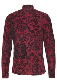 Pitkähihaisen punaisen paidan päällä on musta damaskikuviointi. Materiaali vaikuttaa teksturoidulta, ja edessä on napitus sekä korkea kaulus.