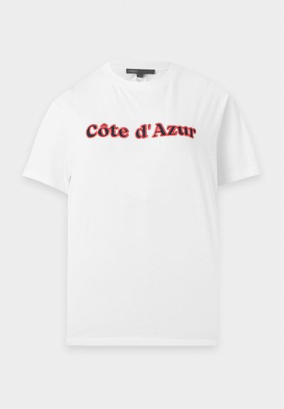 T-shirt blanc à manches courtes avec le texte « Côte d'Azur » en police grasse rouge et noire sur la poitrine, présenté sur un fond uni.
