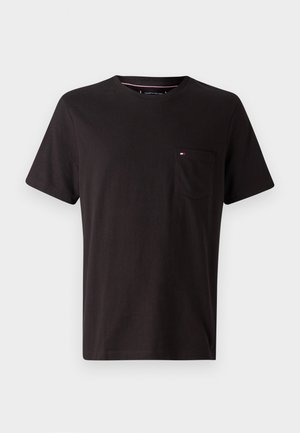 Tricou din bumbac negru, cu guler rotund, mâneci scurte și un buzunar pe piept care prezintă un logo mic. Textură netedă, croială casual.