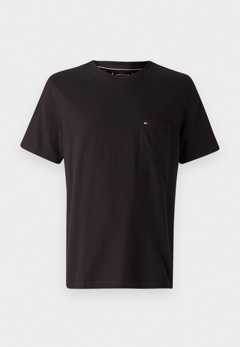 Czarna bawełniana koszulka z okrągłym dekoltem, krótkimi rękawami i kieszonką na piersi z małym logo. Gładka tekstura, luźny krój.