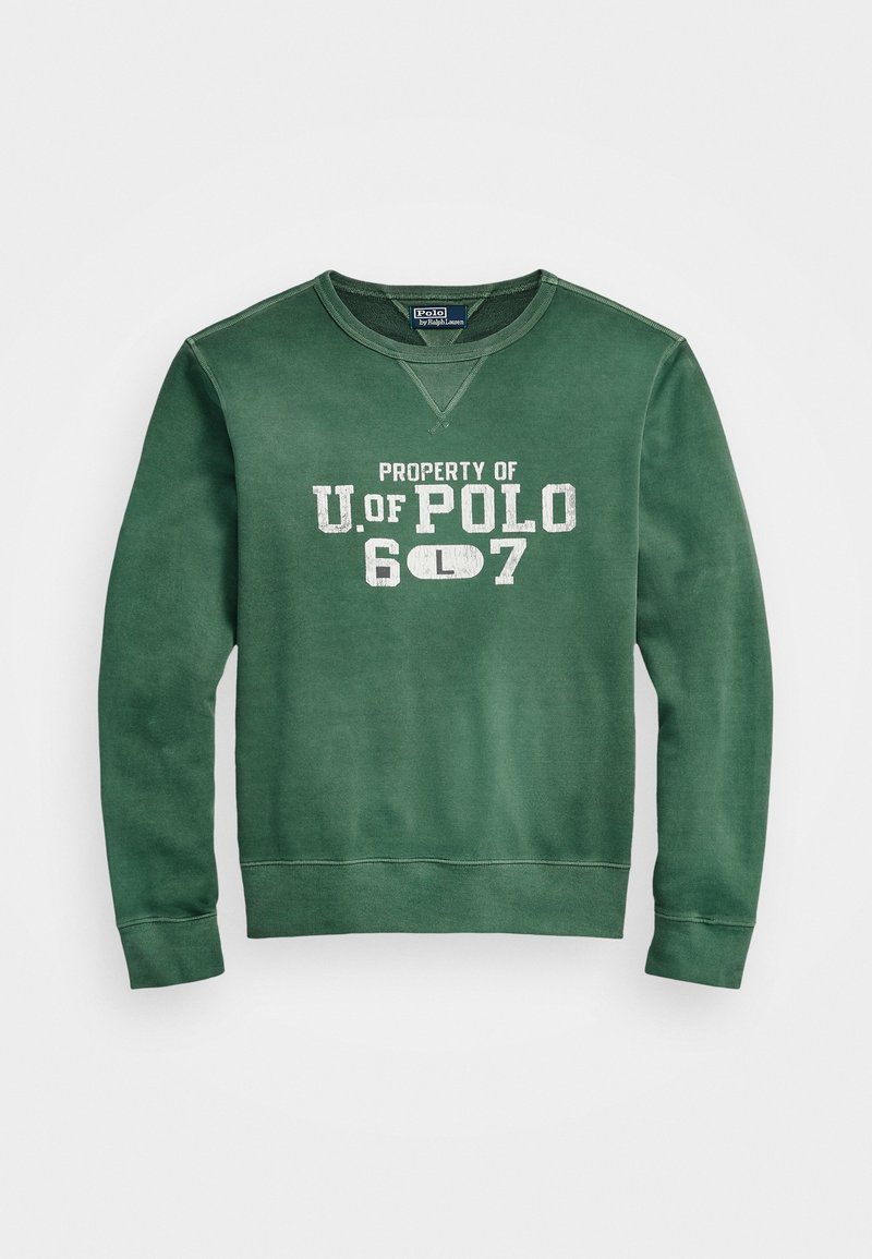 Zielona bluza z okrągłym dekoltem, długimi rękawami i prążkowanymi mankietami. Na przodzie biały napis "PROPERTY OF U. OF POLO 607".