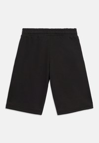 Μαύρα σορτς μέχρι το γόνατο με ελαστική μέση, κατασκευασμένα από απαλό ύφασμα, παρουσιασμένα επίπεδα σε λευκό φόντο.