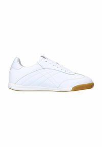 Witte leren sneaker met een laag profiel ontwerp, voorzien van subtiele stiksels en een gumrubberen zool voor grip.