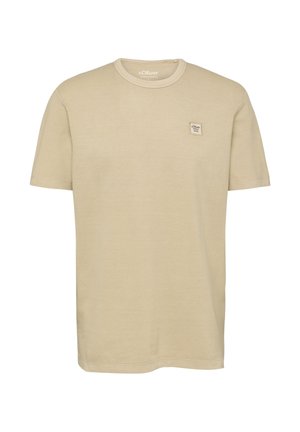 Beżowy t-shirt z krótkim rękawem i okrągłym dekoltem, z małą kwadratową naszywką z logo na lewej piersi marki s.Oliver.