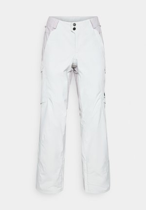 Valged lumepüksid, mis on valmistatud vastupidavast kangast, kõrge vöökoht, kaks esikotid ja külje tõmblukkude detailid. Heledahallid aktsendid.