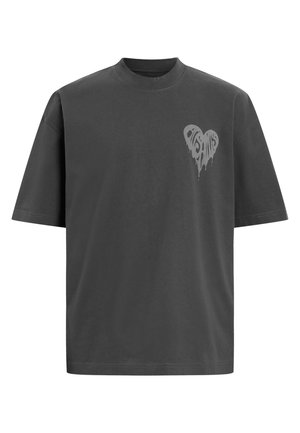 Camiseta gris de manga corta con cuello redondo. Presenta un gráfico de un corazón goteante en el área del pecho izquierdo en gris claro. Material de algodón.