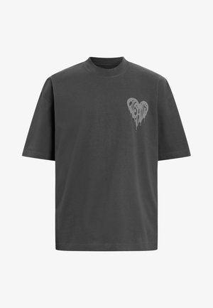 Camiseta gris de manga corta con cuello redondo. Presenta un gráfico de un corazón goteante en el área del pecho izquierdo en gris claro. Material de algodón.