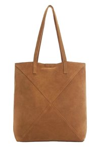 Sac fourre-tout en daim marron avec deux poignées longues ; présente un design géométrique avec des accents cousus et une surface douce et texturée.