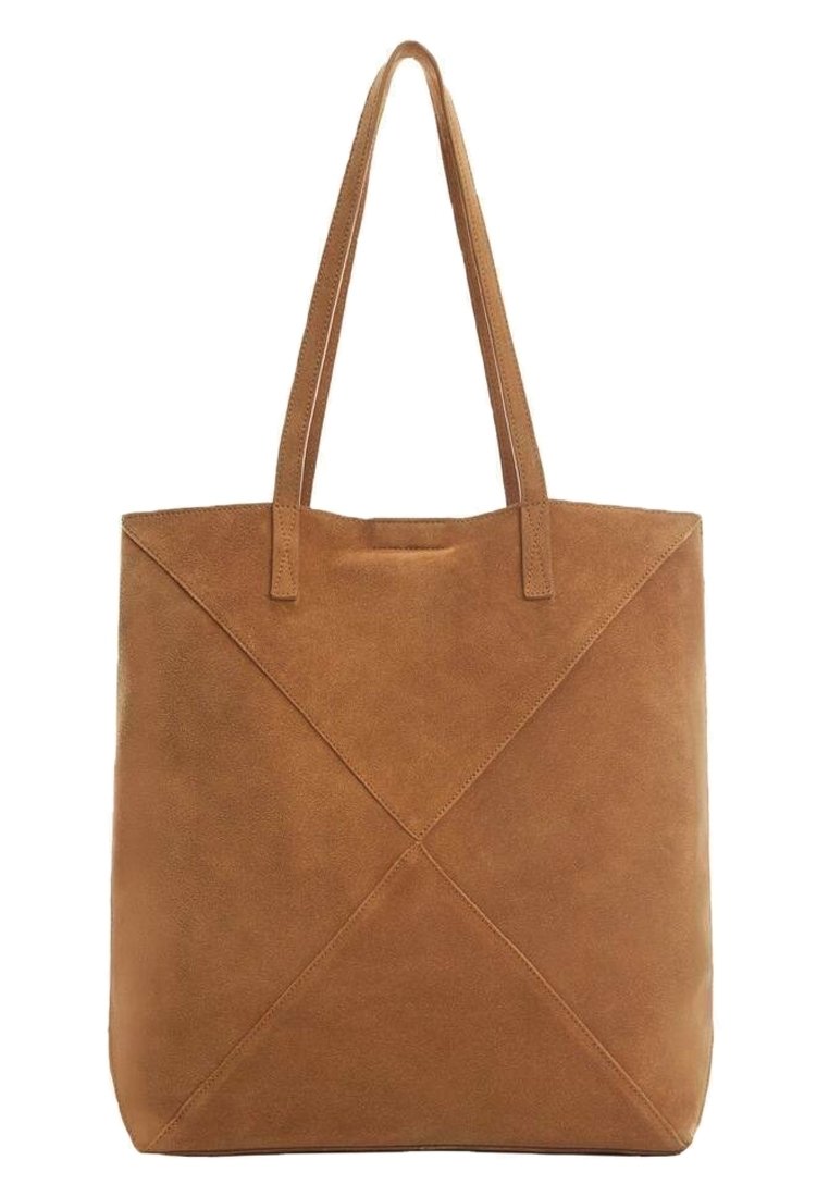 Sac fourre-tout en daim marron avec deux poignées longues ; présente un design géométrique avec des accents cousus et une surface douce et texturée.