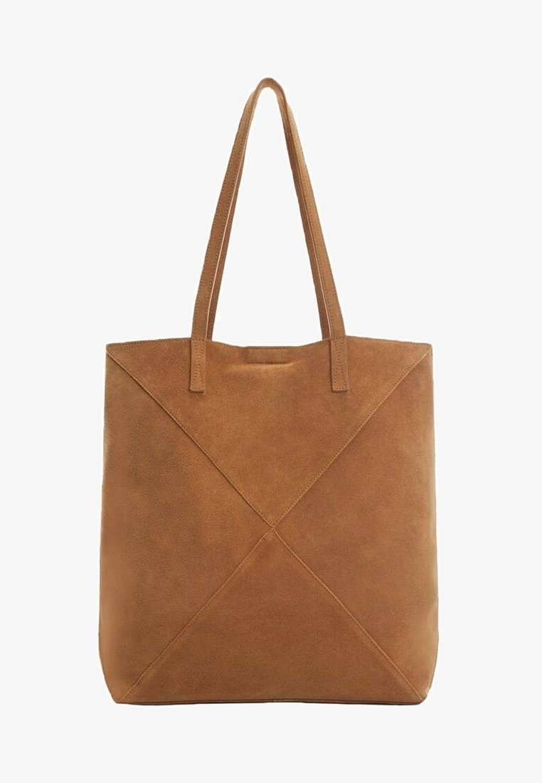 Sac fourre-tout en daim marron avec deux poignées longues ; présente un design géométrique avec des accents cousus et une surface douce et texturée.