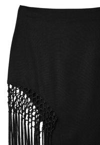 Schwarzer, hoch taillierter Rock mit einem aufwendigen Makramee-Fransen-Detail auf einer Seite, aus glattem Stoff mit matter Oberfläche gefertigt.