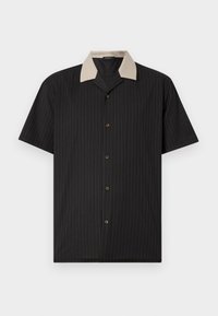 Camicia a maniche corte nera con strisce verticali, dotata di colletto beige e bottoni frontali. Realizzata in tessuto leggero con una consistenza liscia.