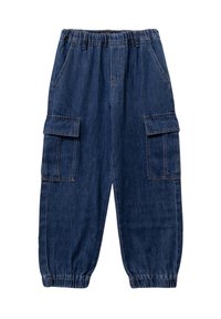 Pantalones cargo de mezclilla con una cintura elástica, que cuentan con dos grandes bolsillos laterales y puños elásticos, en un lavado azul oscuro.