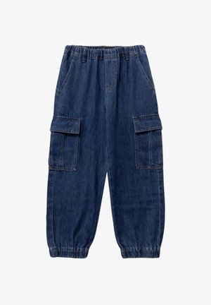 Pantalones cargo de mezclilla con una cintura elástica, que cuentan con dos grandes bolsillos laterales y puños elásticos, en un lavado azul oscuro.