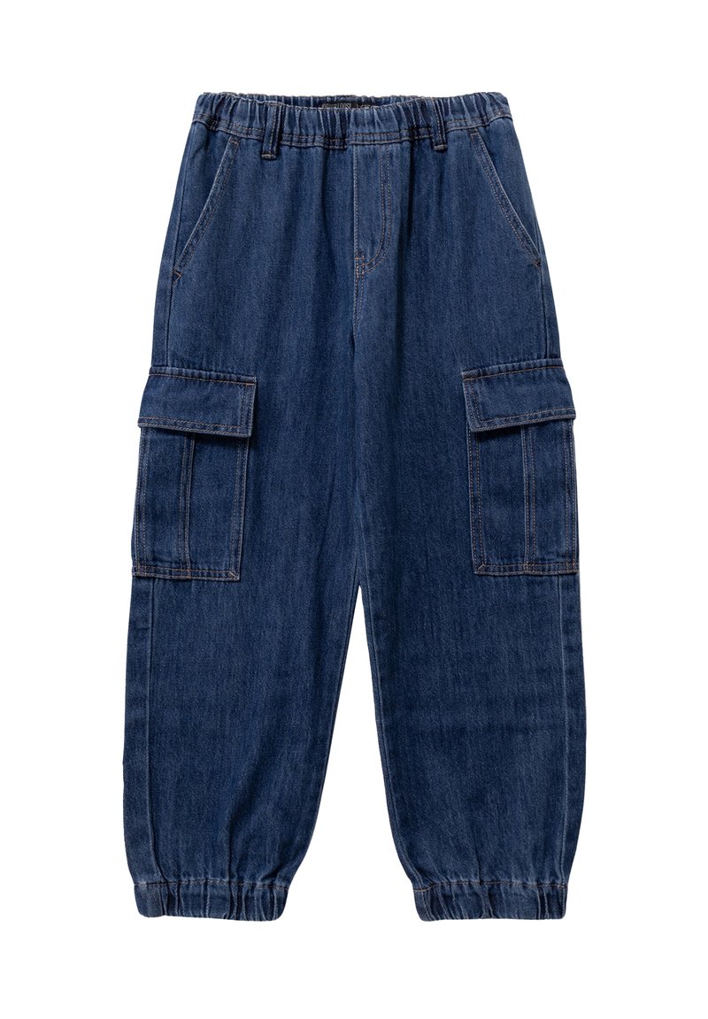 Pantalones cargo de mezclilla con una cintura elástica, que cuentan con dos grandes bolsillos laterales y puños elásticos, en un lavado azul oscuro.