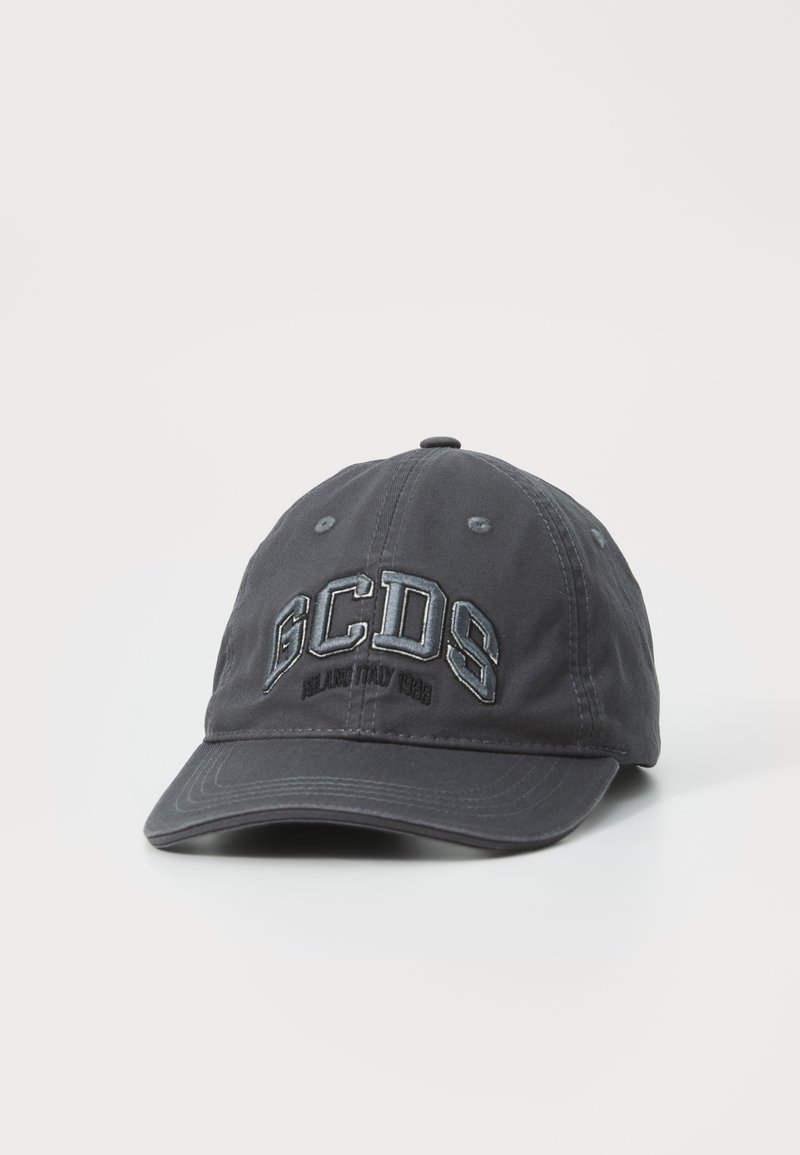 Fekete baseball sapka hímzett "GCDS" logóval és "MILANO ITALY 1983" felirattal. Puha anyagból készült, ívelt karimával.