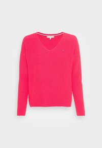 Roze gebreide v-hals trui met lange mouwen en een geribbelde textuur. Heeft een klein logodetail op de borst en een contrasterende halslijn.