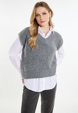 Gilet grigio lavorato a maglia con scollatura a V, orlo a coste e maniche corte, indossato sopra una camicia bianca con bottoni. Texture morbida e design informale.