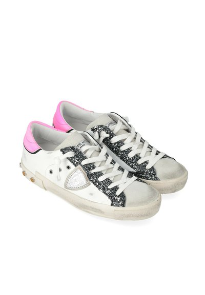 Sneaker bianche con accenti rosa, caratterizzate da una striscia di glitter nera, un patch logo argentato e una suola testurizzata. I lacci sono bianchi.