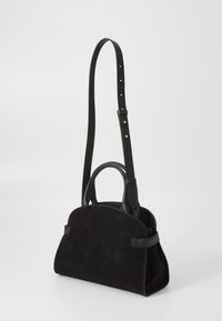 Borsa a mano in pelle scamosciata nera con dettagli in pelle e una forma strutturata. Presenta un manico superiore e una tracolla lunga e regolabile per un trasporto versatile.