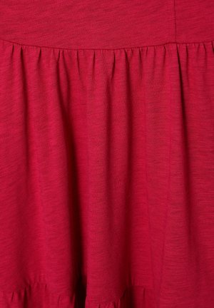 Rotes Baumwollkleid mit einem gerafften, gestuften Rüschensaum, mit glatter Textur und subtilen Farbvariationen.
