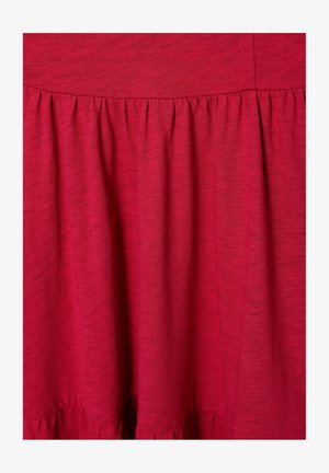 Rode katoen jurk met een geplooide, gestapelde ruffle aan de onderrand, met een gladde textuur en subtiele kleurnuances.