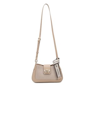 Sac à main en cuir beige avec un devant texturé, fermeture à boucle et bandoulière réglable. Comprend un accent de sangle avec le nom de la marque imprimé.