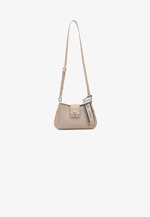 Sac à main en cuir beige avec un devant texturé, fermeture à boucle et bandoulière réglable. Comprend un accent de sangle avec le nom de la marque imprimé.