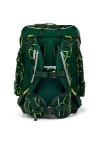 Le sac à dos ergonomique vert possède un motif géométrique vert et jaune, des bretelles rembourrées, un fond rigide et des boucles réglables pour un ajustement et un confort optimaux.