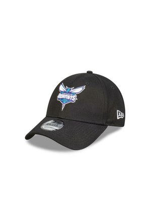Casquette noire avec un logo brodé des Charlotte Hornets en bleu et blanc. Design structuré avec une visière courbée et une sangle réglable.