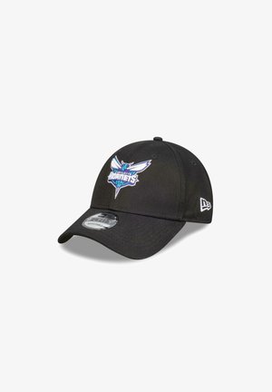 Casquette noire avec un logo brodé des Charlotte Hornets en bleu et blanc. Design structuré avec une visière courbée et une sangle réglable.