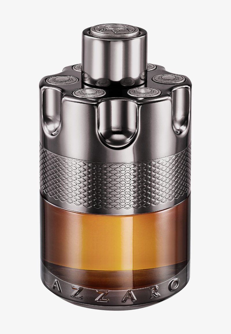 Flacone di profumo Azzaro con un tappo metallico arrotondato, una fascia argentata texturizzata e un liquido ambra contenuto in una base di vetro trasparente.