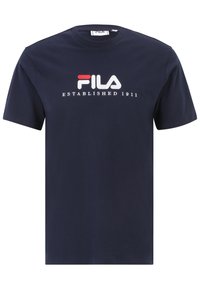 Camiseta de algodón de color azul marino con cuello redondo, que presenta un logo blanco de "FILA" y "ESTABLECIDO 1911" en texto blanco debajo.