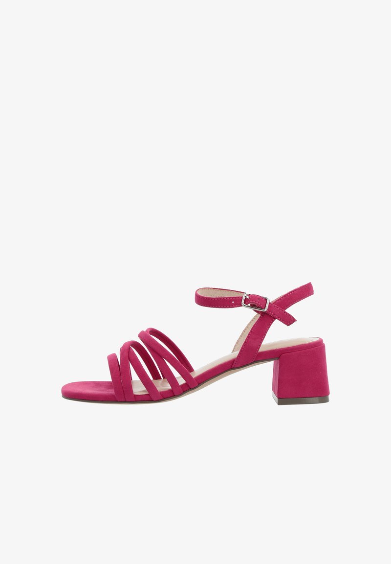 Sandale en suede fuchsia avec un talon bloc, présentant de multiples brides croisées et une bride de cheville réglable pour un maintien sécurisé.