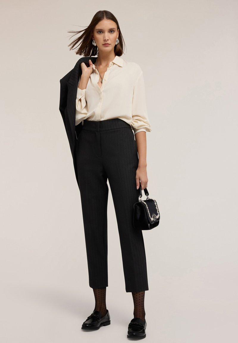 Motivi REGULAR IN TINTO FILO Chino nero/schwarz