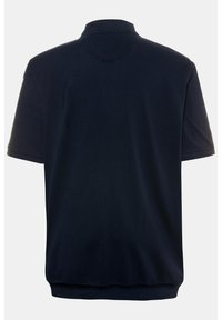 Marinblå polo skjorta, kortärmad, ribbat krage, mjukt tyg, avslappnad passform, inga synliga mönster eller hårdvara, slät textur.